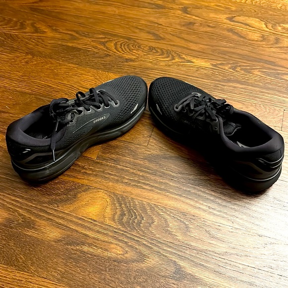Brooks Black Ghost 15 Size 8 Wide. Used a couple of times - Picture 10 of 13